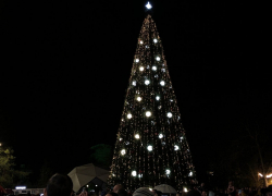 В Анапе включили новогоднюю ёлку и иллюминацию