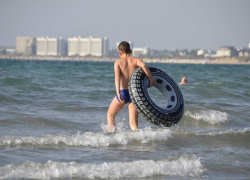 Из-за сильного ветра в Анапе запретили купание с надувными плавсредствами 