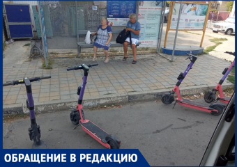«Совсем обнаглели»: анапчанка рассказала о парковке самокатов на остановке 