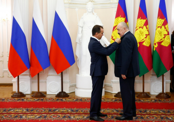 Вениамин Кондратьев наградил анапчан медалями