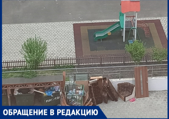 «Мусорный полигон» во дворе и плесень до второго этажа – анапчанин критикует УК «Крымский вал»