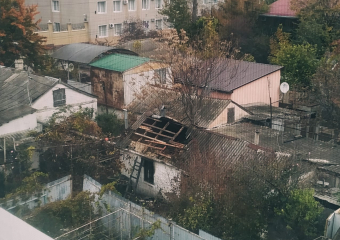 В Анапе на ул. 40 лет Победы, пожарные ночью ломали крышу в частном доме