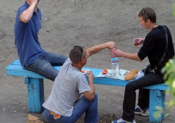 Жители анапской пятиэтажки воюют с расположенным на первом этаже общепитом