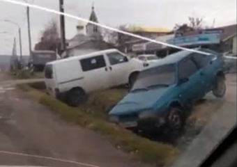 В станице Анапской две машины улетели в кювет