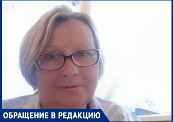 Анапчанку Людмилу ужасает вид старого дома на ул. Ленина и разбитый тротуар вокруг него