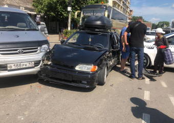 В центре Анапы серьёзное массовое ДТП: движение затруднено
