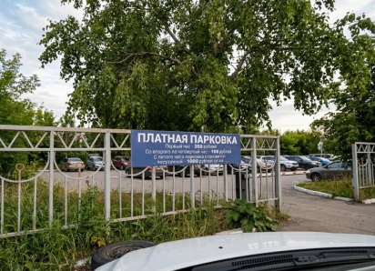 У ж/д вокзала Анапы появились таблички с ценами на стоянку: жители спрашивают, где оставить машину бесплатно?