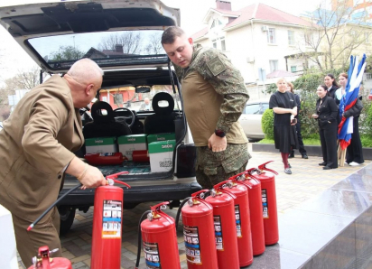 В Анапе студентам представили бойца СВО и передали внедорожник на фронт