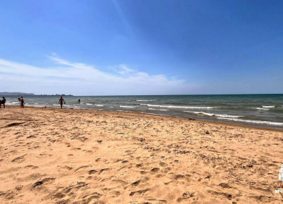 В Анапе спасли женщину во время очистки Черного моря от мазута