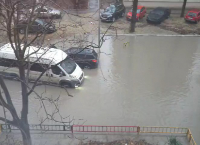 В Анапе нашли неожиданную причину подтопления двора