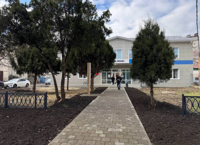 В Анапе обустроили входную зону у городского Кадрового центра