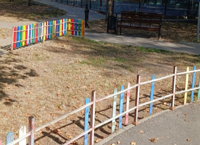 В сквере Строителя в Анапе ремонтируют декоративный забор: работы ещё не завершены
