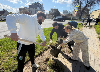 Аллея роз в Анапе стала центром масштабного субботника