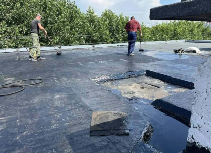 Кровля в доме №11 в 12-м микрорайоне Анапы: после обращения к замглавы УК «Коммунальщик» устранила протечки