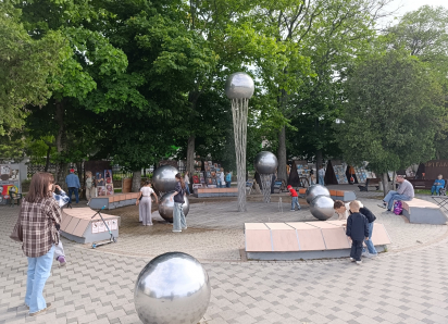 Анапа встретила первый день лета наплывом отдыхающих: центр города ожил в будний день