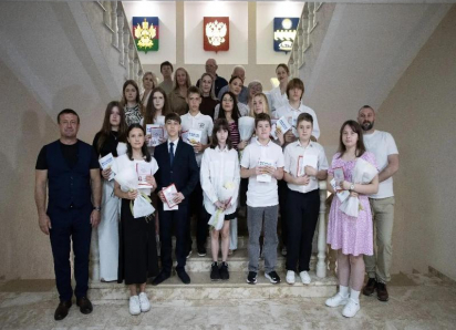 В Анапе 14-летним школьникам торжественно вручили первые паспорта. «Вы — граждане великой страны»