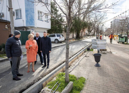 Власти Анапы потребовали ускорить благоустройство аллеи на улице Терской