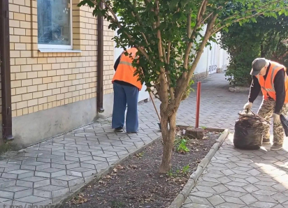 В Анапе моют остановки и тротуары и вывозят опавшую листву