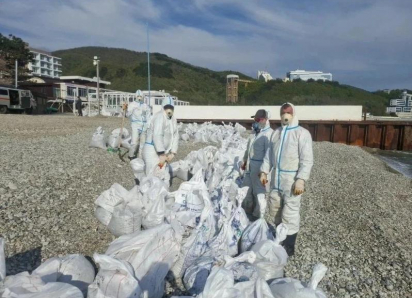 В Туапсе продолжается уборка прибрежной зоны от выброса нефтепродуктов 