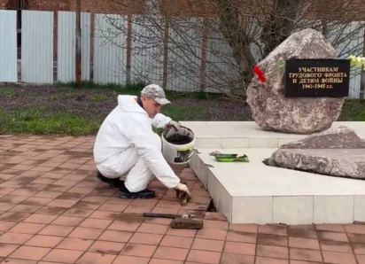 В Анапе продолжают обновлять памятники и общественные пространства к 9 мая