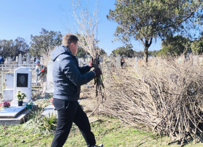 В Анапе завершили месячник субботников на старом кладбище
