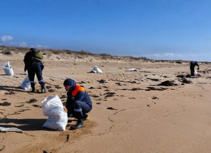 В Анапе и Темрюкском районе ликвидируют точечные выбросы нефтепродуктов