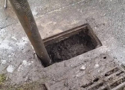 В Анапе во время очистки ливнёвок обнаружили повреждённую трубу