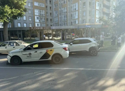 В Анапе в ДТП с такси пострадали два пассажира