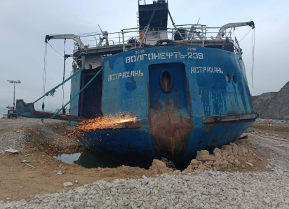 Более 3900 тонн мазута остаются в затонувших танкерах Керченского пролива