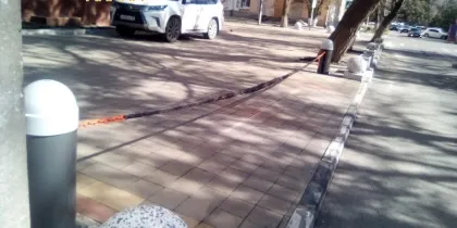 «Не лезь – мое»: в Анапе продолжается самозахват общих земель под частные парковки