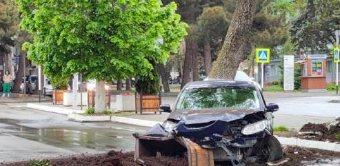 Жёсткое ДТП в Анапе: иномарка снесла кадку с деревом перед стелой «Город воинской славы»