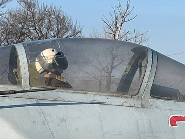 Украденный вандалами шлем пилота в Анапе вернули на место