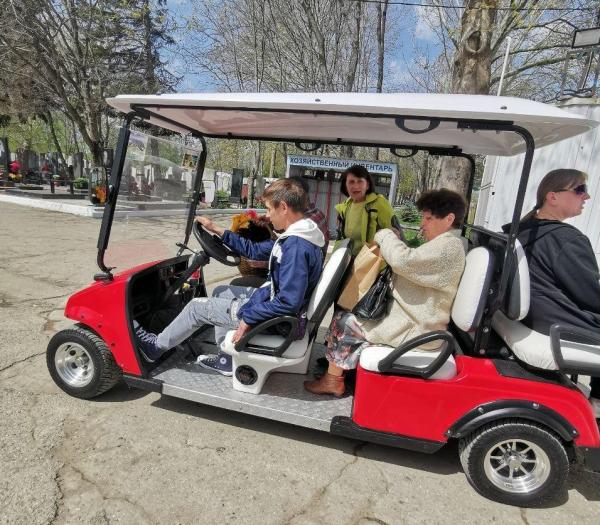 На центральном кладбище Анапы пенсионеров возят на электромобилях