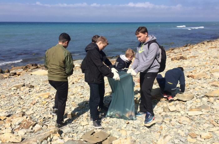 Школьники в Анапе очистили от мусора Берег моря, от Высокого - до речки Анапка