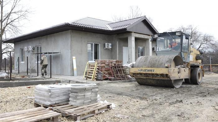 Под Анапой завершается строительство мини-поликлиники
