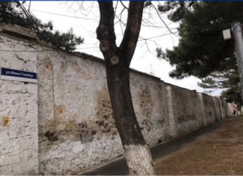После публикации в «Блокноте» стену на улице Ивана Голубца в Анапе приведут в порядок