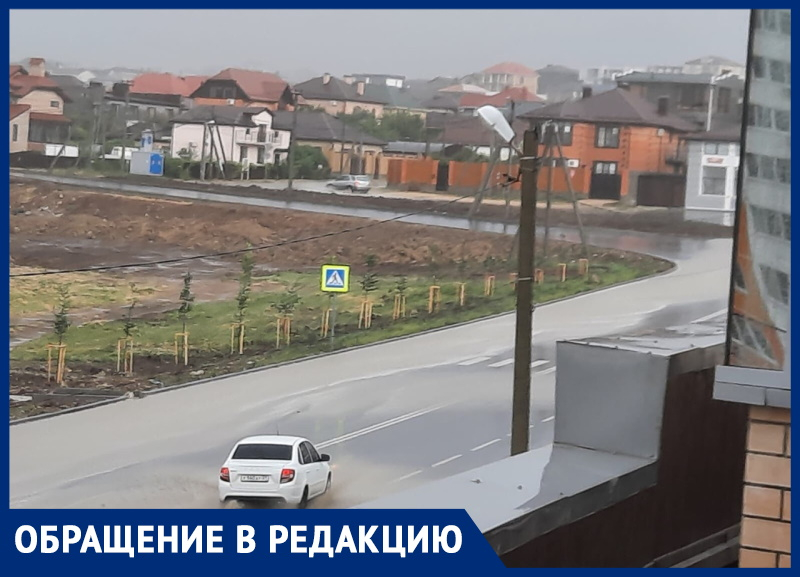 Новая дорога на улице Ленина в Анапе превратила в кошмар жизнь жителей дома №202