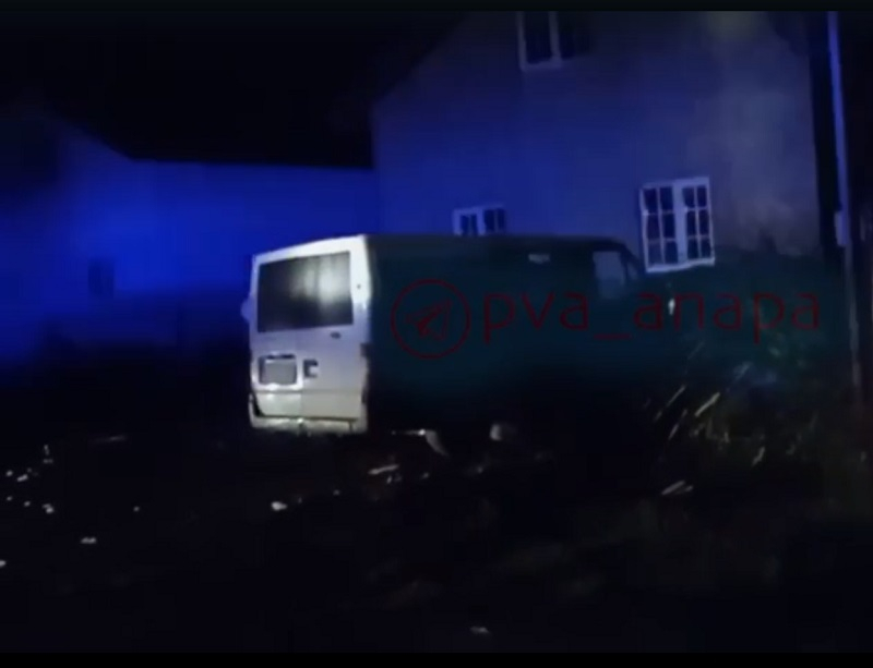 В Анапе подожгли припаркованный у дома микроавтобус
