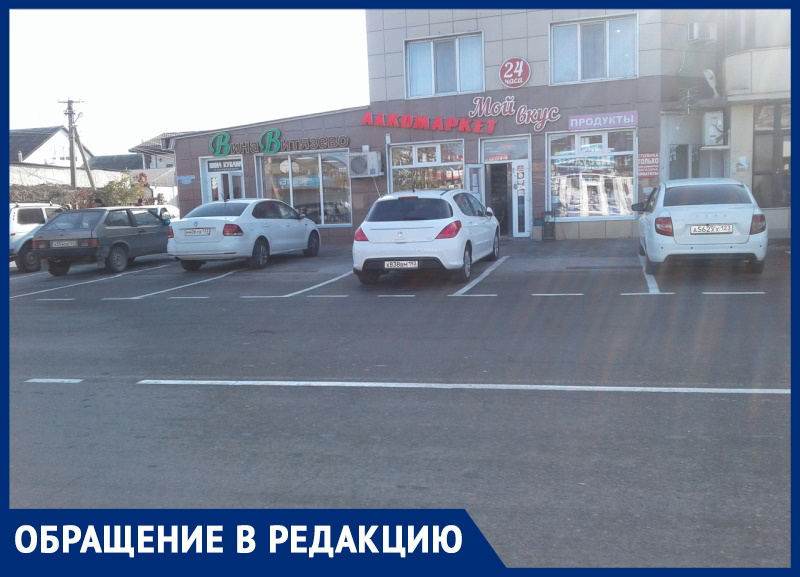 В Витязево под Анапой на месте автобусной остановки организовали парковку
