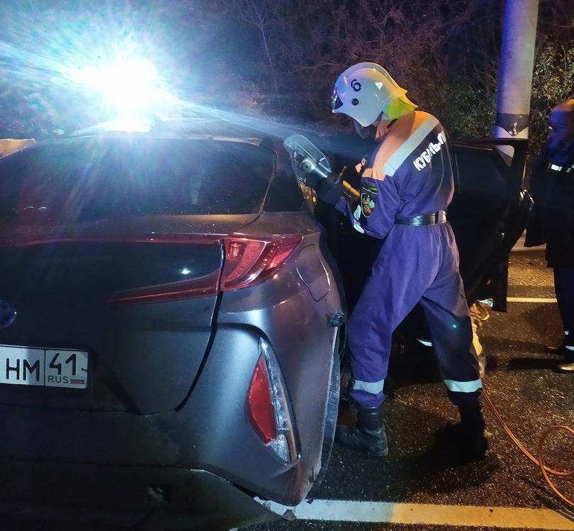 В Сукко под Анапой в результате аварии водителя зажало в салоне Toyota