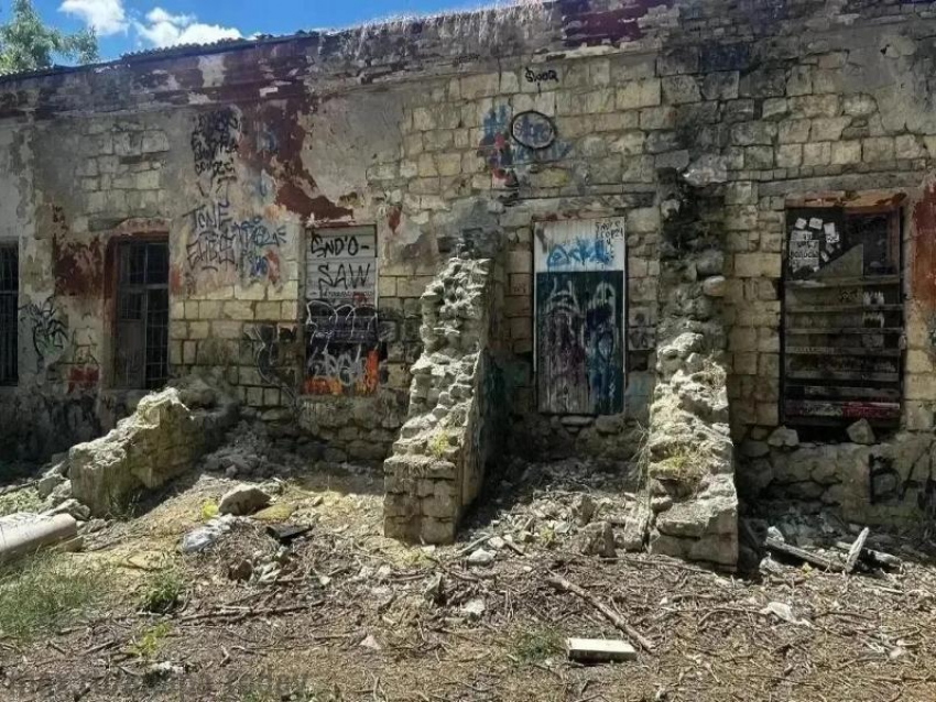 Заброшенный дом у моршколы: дети играют рядом со шприцами и мусором