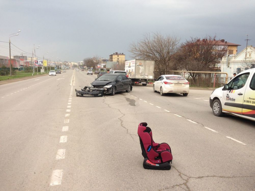 «Морды» всмятку: на Анапском шоссе сразу три автомобиля стали участниками ДТП