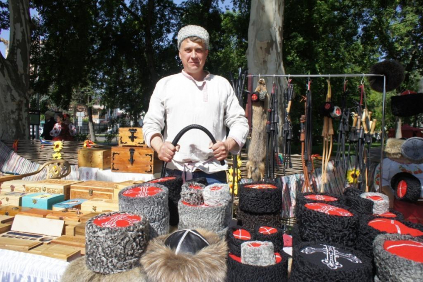 Губернатор Кубани оценил работы мастеров народных промыслов из Анапы