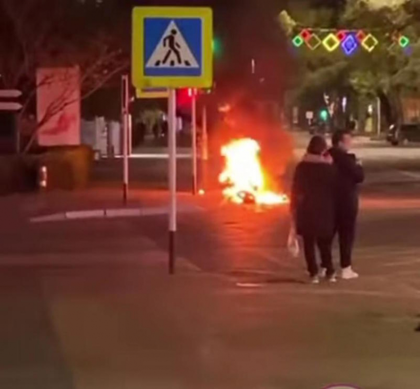 Сегодня ночью в центре Анапы сгорел мотоцикл. Говорят, ушёл по скользящей