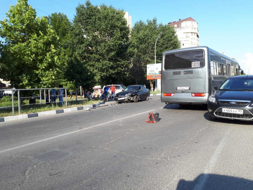 Две иномарки и один автобус, попав в ДТП создали пробку на ул.Астраханской в Анапе