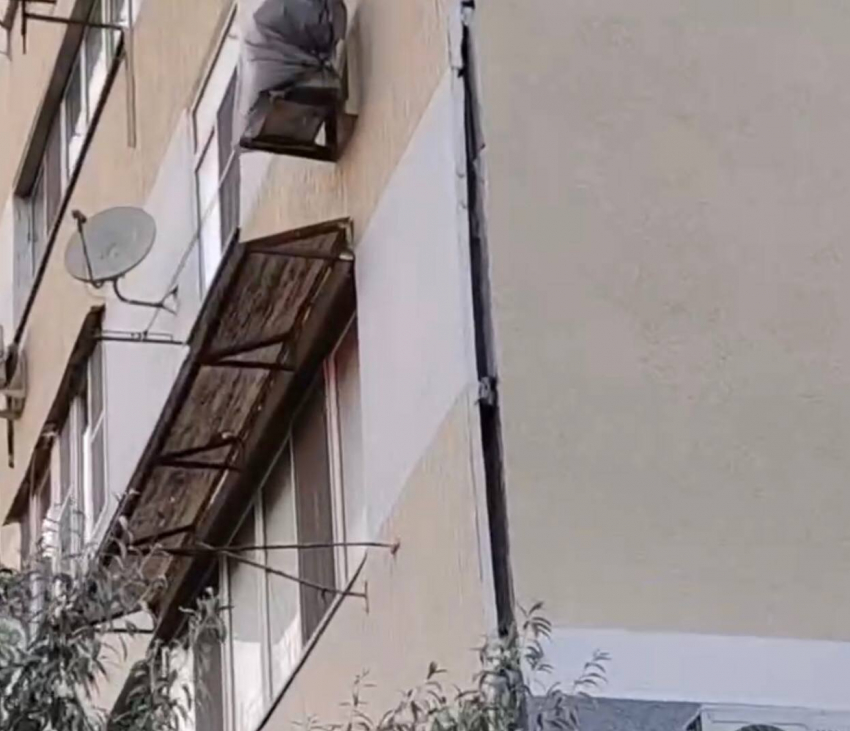 «Вот такой вот у нас капремонт»: анапчан поразили щели в доме на улице Ленина 
