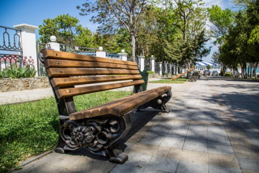 В курортной зоне Анапы устанавливают 30 скамеек