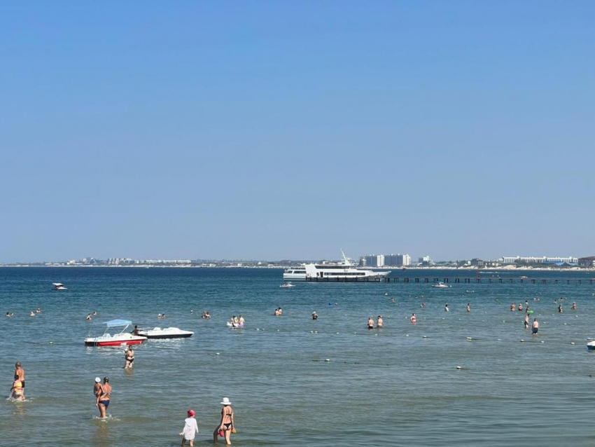"Как в духовке": на пляжах Анапы жарко и ветрено
