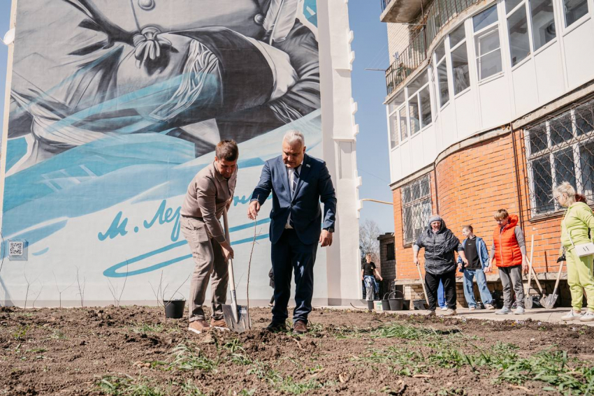 Цветущая инициатива в Анапе: возле дома с муралом Лермонтова высадили 27 деревьев миндаля 