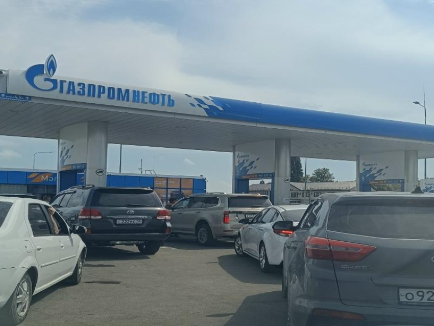 Топливный бум в Анапе: АИ-95 в дефиците, очередь — час, лимит — 30 литров